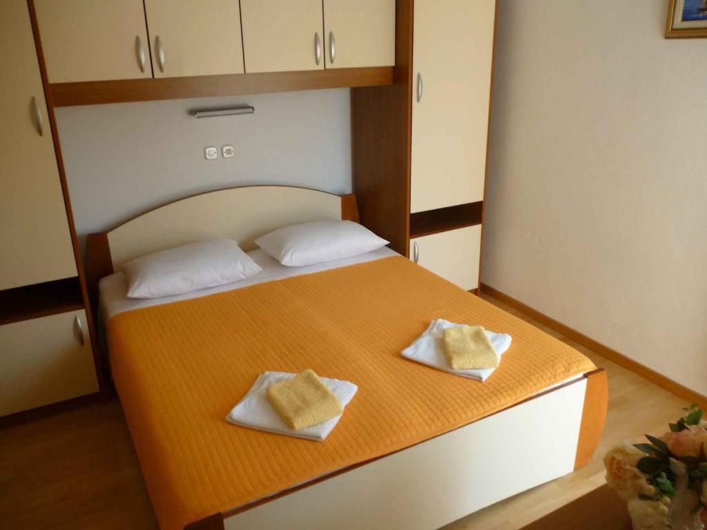 Postel nebo postele na pokoji v ubytování Apartment in Starigrad-Paklenica 6845