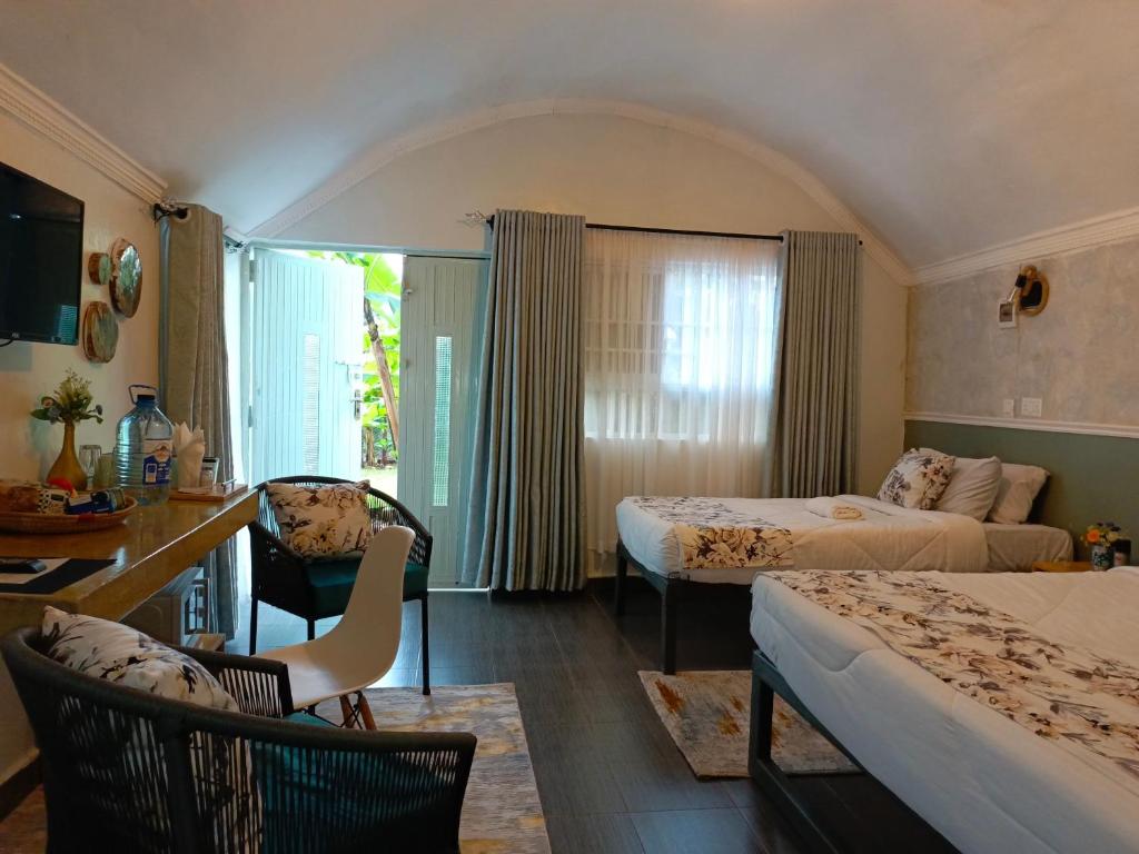 um quarto de hotel com duas camas e uma sala de estar em Kwetu Home - Sagana em Sagana