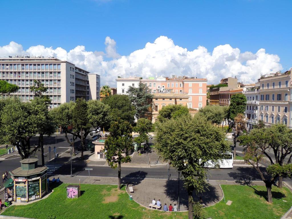 un parque urbano con árboles y cenador en IL Sole, en Roma