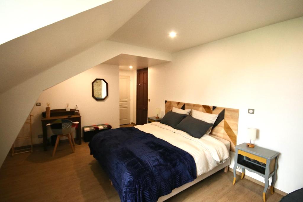 Postel nebo postele na pokoji v ubytování La Villa Mirabelle 2min d'Arromanches-les-Bains