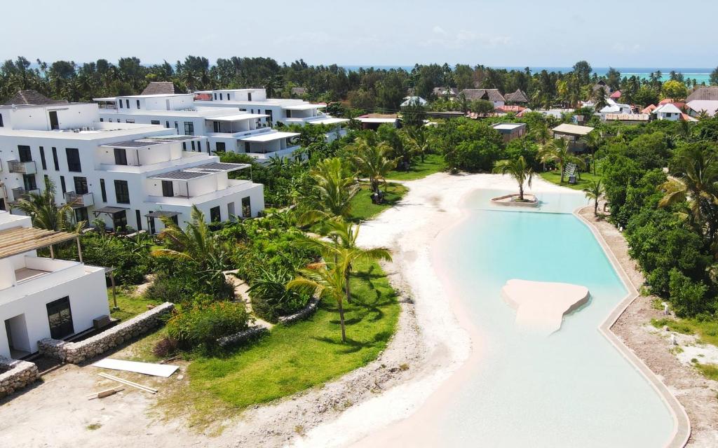 una vista aérea de un complejo con piscina en SK Stay-Condo in The Soul with private terrace 300m Paje Beach, en Paje