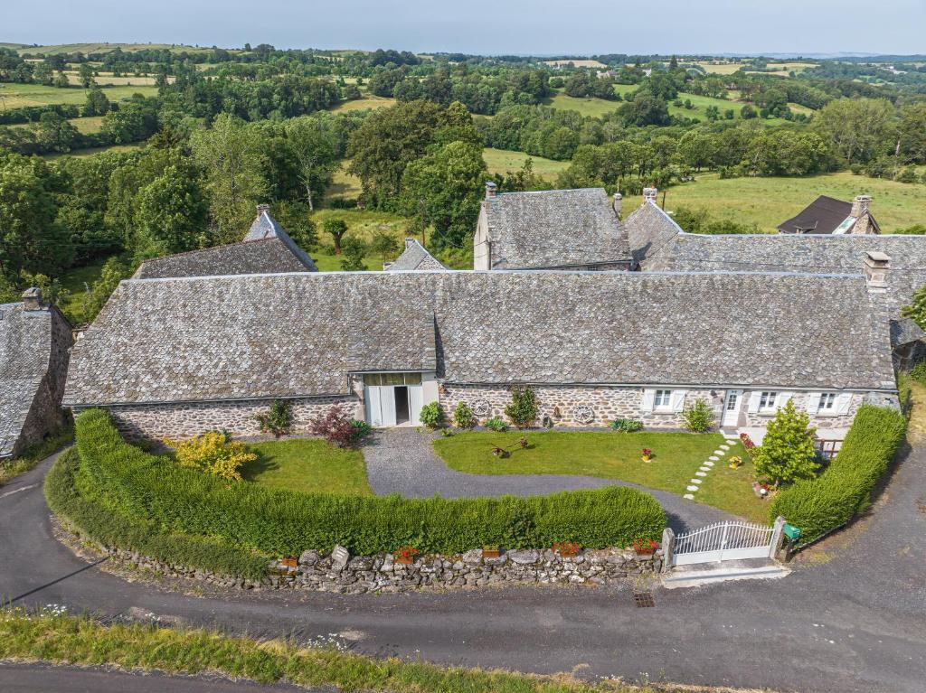 an aerial view of a house with a garden at LA LONGÈRE - Chambres et table d'hôtes in Alpuech