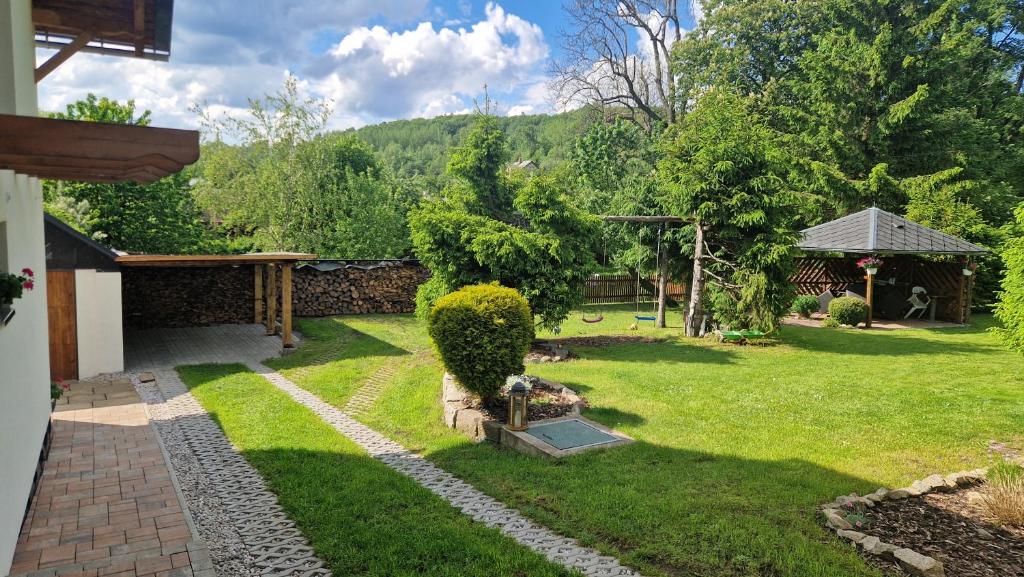 Zahrada ubytování Relax chata Helena Mikulášovice - Tschechische und Sächsische Schweiz in der Nähe