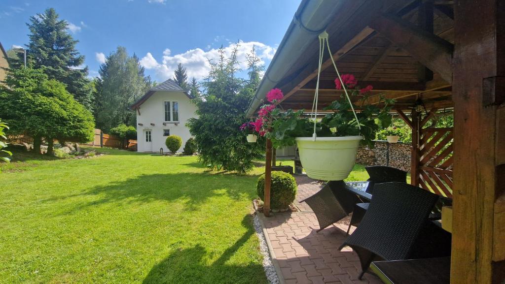 Zahrada ubytování Relax chata Helena Mikulášovice - Tschechische und Sächsische Schweiz in der Nähe