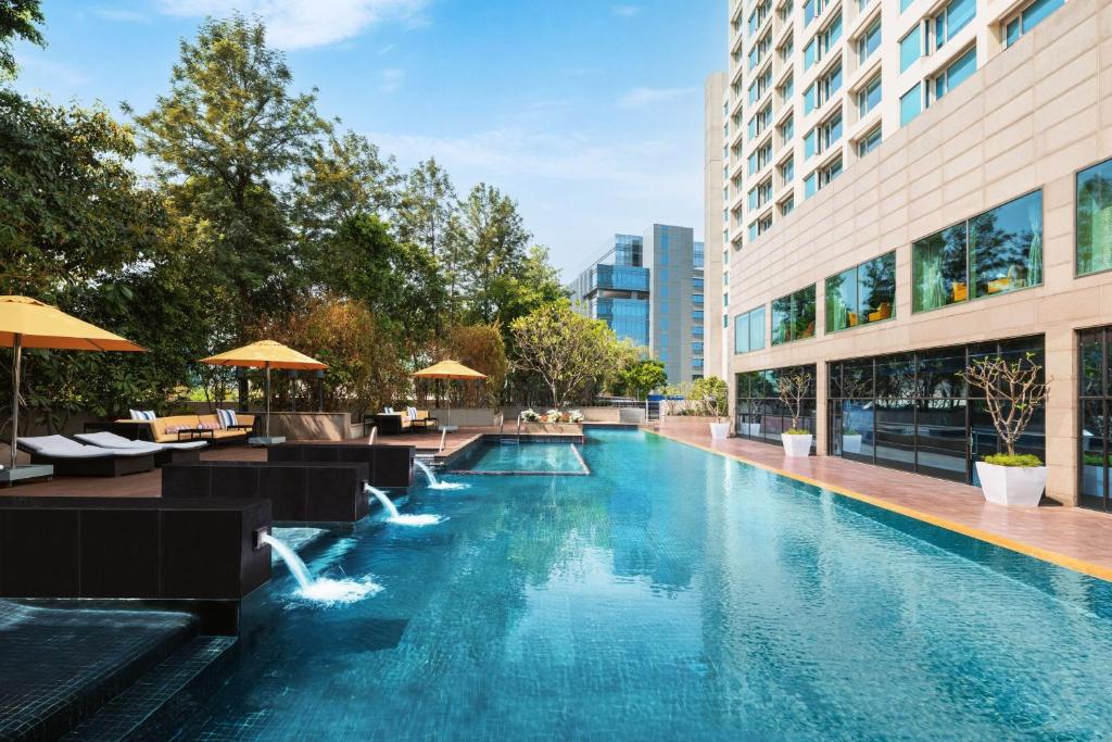 Bazén v ubytování Le Meridien Gurgaon, Delhi NCR nebo v jeho okolí