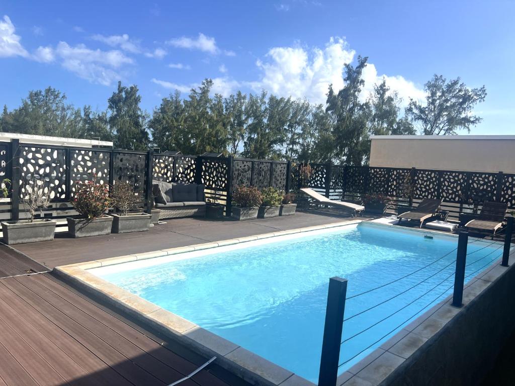 Bazén v ubytování Newly Renovated Studio Apartment with Rooftop Pool, Few Steps to the Beach nebo v jeho okolí