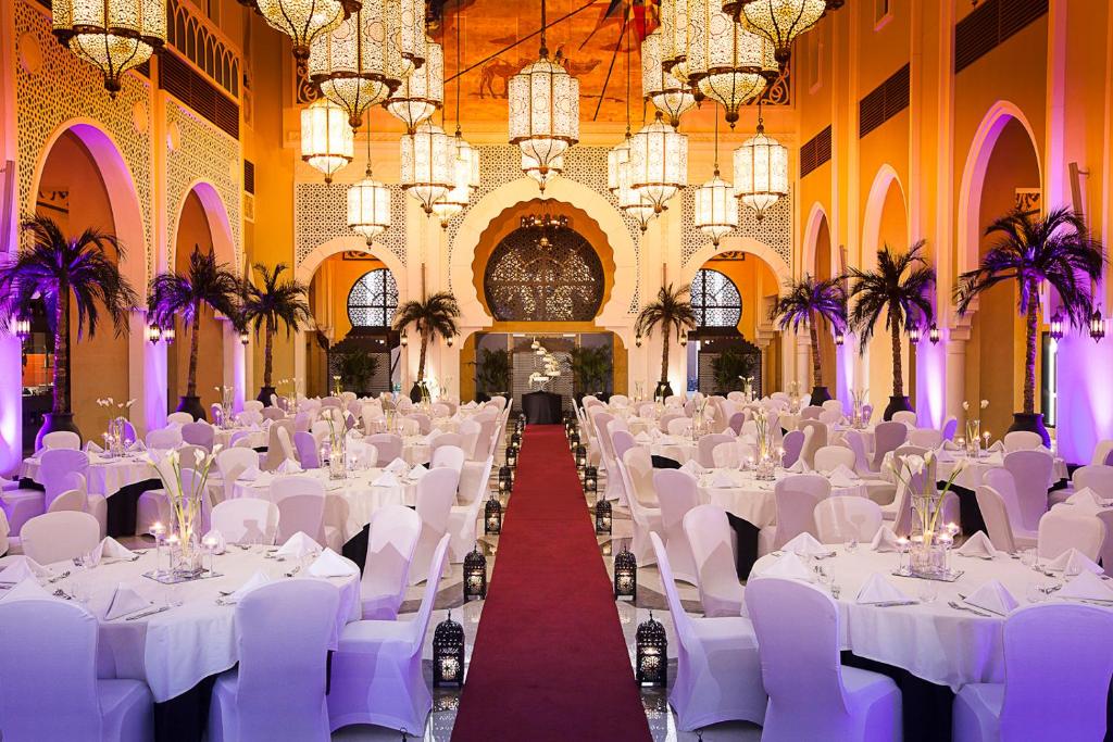 Ein Restaurant oder anderes Speiselokal in der Unterkunft Oaks Ibn Battuta Gate Dubai 