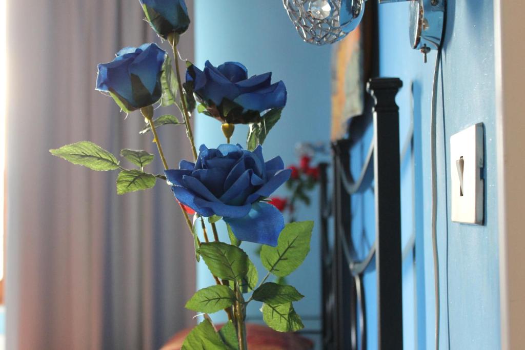 a bouquet of blue roses in a vase at B&B Basilica Square in Rome