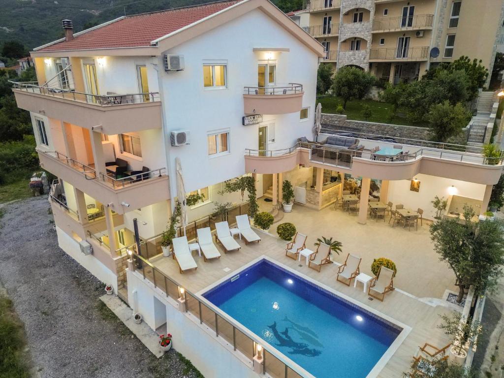 Piscina de la sau aproape de Villa Lux Rajović