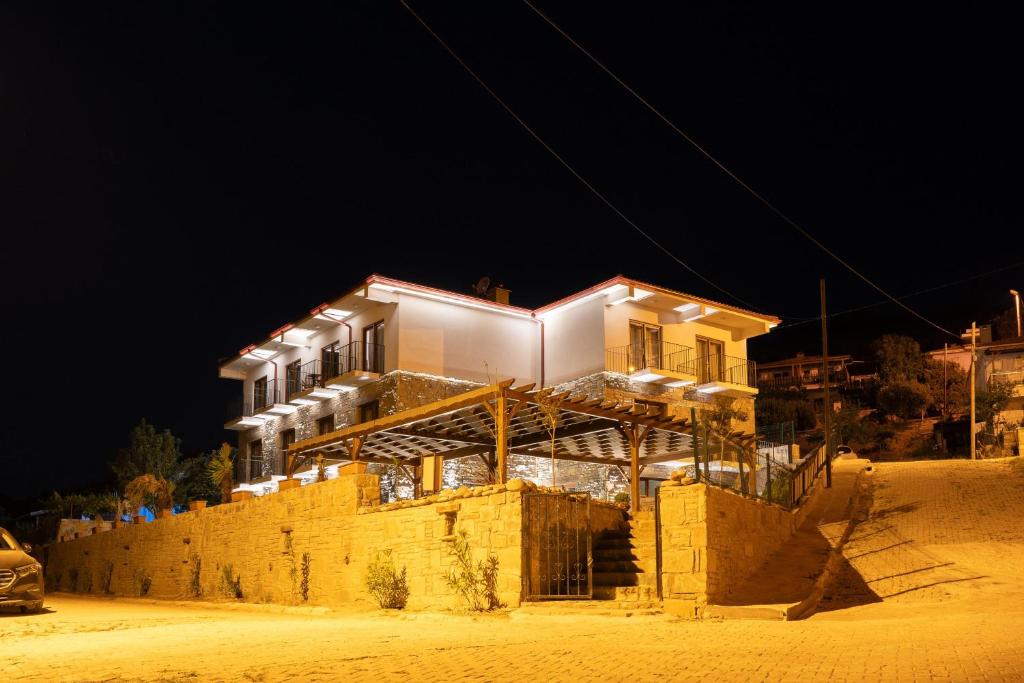 uma casa em construção à noite em TERRA GAİA Hotel em Gokceada Town