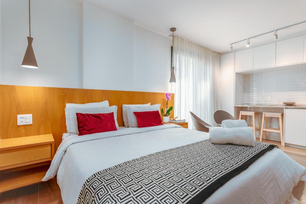 リオデジャネイロにあるUnhotel - Bossa Design Studios Ipanema, Perto da Praiaのベッドルーム1室(大型ベッド1台、赤い枕付)