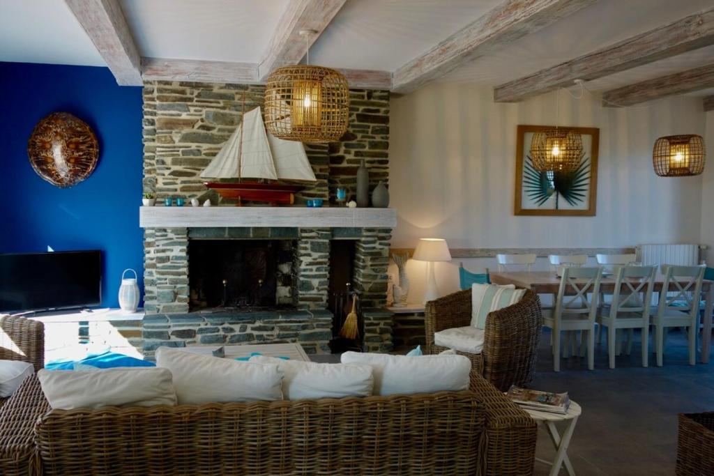 un salon avec un canapé et une cheminée dans l'établissement Beautiful seaside villa direct beach access 8 pers, à Barneville-Carteret