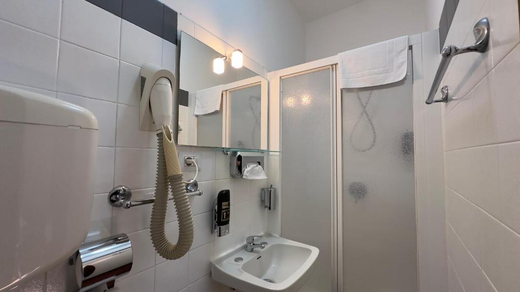 La salle de bains est pourvue d'un téléphone et d'un lavabo. dans l'établissement Albergo Varone, à Riva del Garda