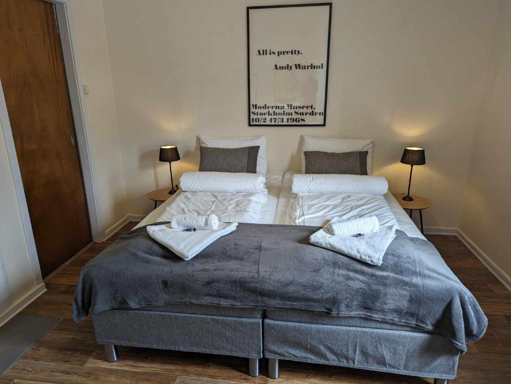 Postel nebo postele na pokoji v ubytování Railside track apartment