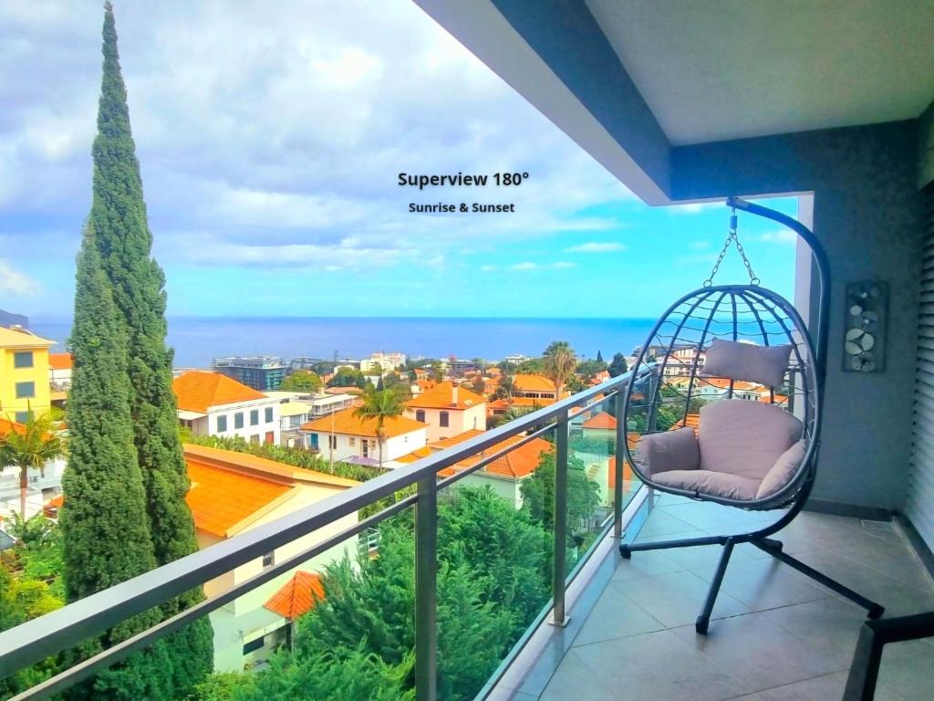a swing on a balcony with a view of the ocean at Apartamento grande familiar con vistas panorámicas al mar y la montaña in Funchal