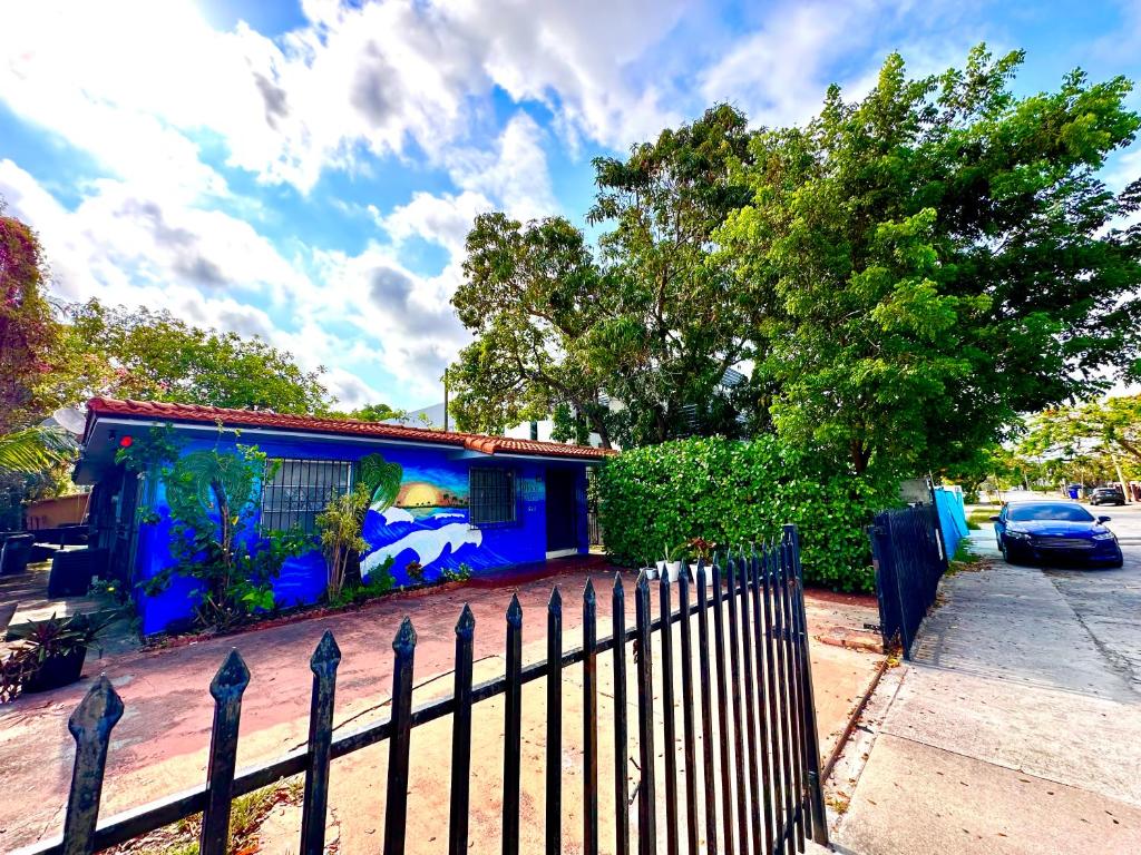Una casa azul con un cuadro a un lado. en Miami House en Miami