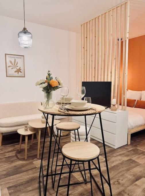 une pièce avec une table, des chaises et un lit dans l'établissement Studio la halte ducale #2, à Charleville-Mézières