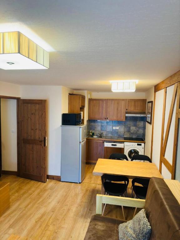 Kuchyňa alebo kuchynka v ubytovaní Appartements avec PISCINE INTÉRIEURE SAUNA Parking Étage 1 au Centre du Village dans Résidence Cami Réal