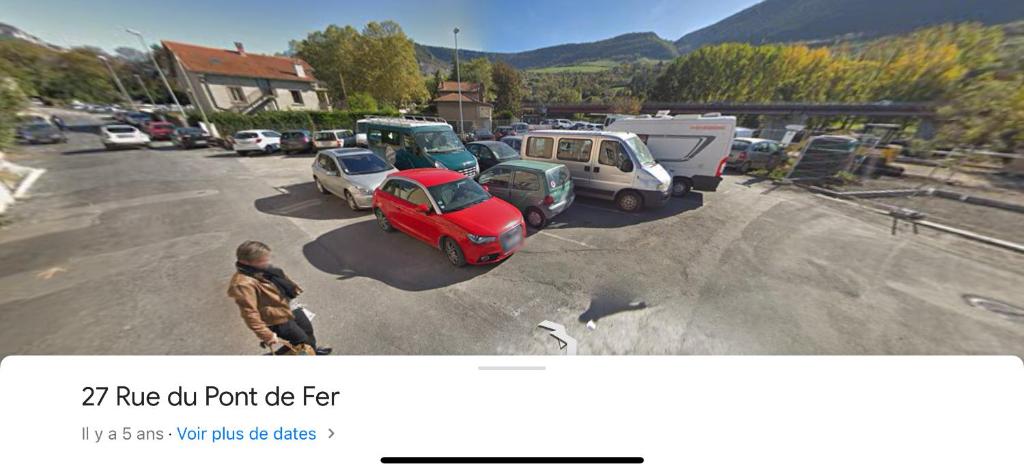 una captura de pantalla de un aparcamiento con coches aparcados en La Fabrique Centre ville - Berges du Tarn en Millau