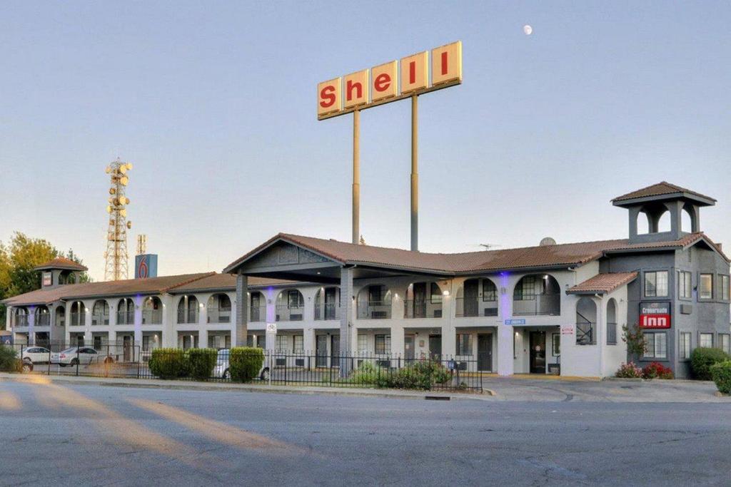 un edificio con un cartello per un motel di Crossroads Inn - Downtown Sacramento a Sacramento