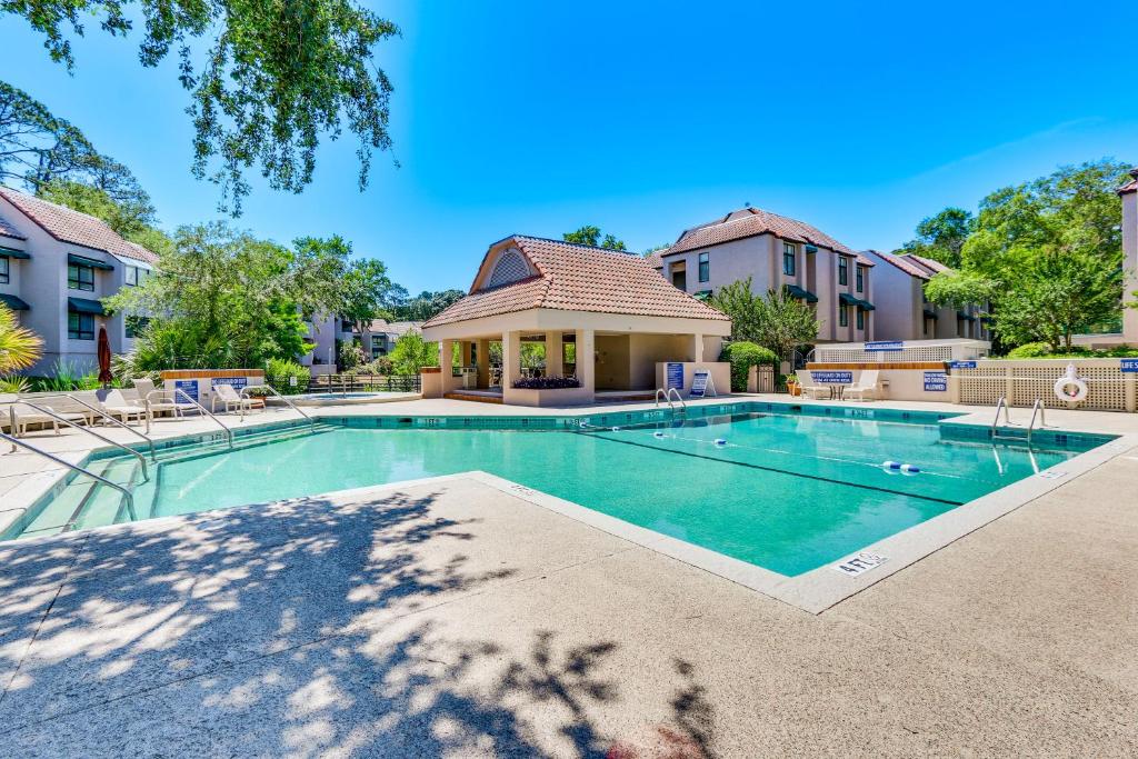 Bazén v ubytování 2 Mi to Beach Hilton Head Condo with Pool! nebo v jeho okolí