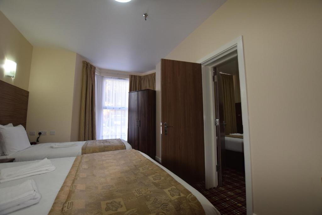Lucky 8 Hotel - Twin Room