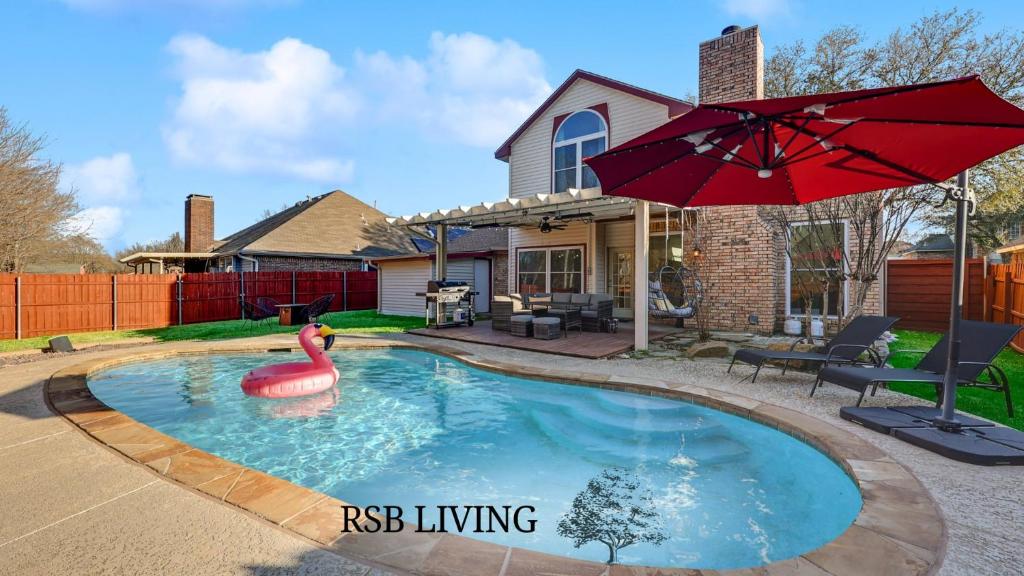 basen z różowym flamingiem na podwórku w obiekcie Amazing 4 Bedroom Home with Cinema Room Poker &Private Pool Great Location w mieście Mesquite