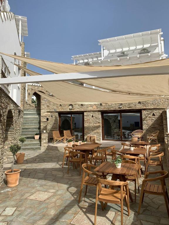 Balkón nebo terasa v ubytování ALASI Tinos Jacuzzi Hotel