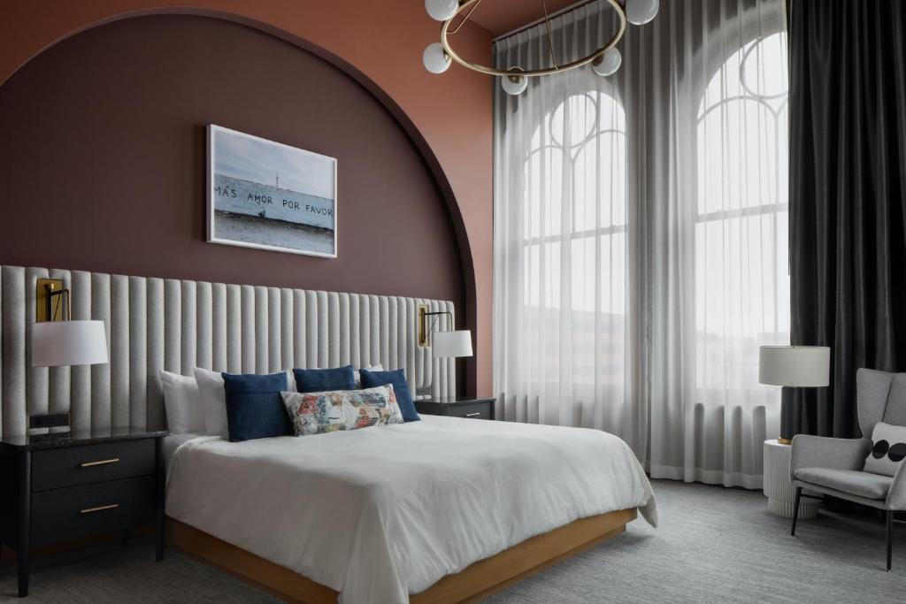 Postel nebo postele na pokoji v ubytování Kinn Guesthouse Downtown