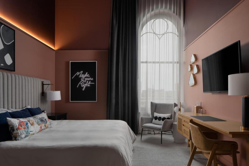 Postel nebo postele na pokoji v ubytování Kinn Guesthouse Downtown