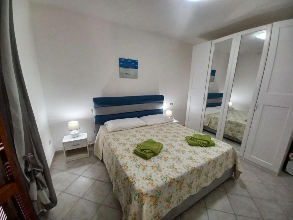 Postel nebo postele na pokoji v ubytování CASA SIBILLA bi-locale con terrazza a 60 metri dal mare