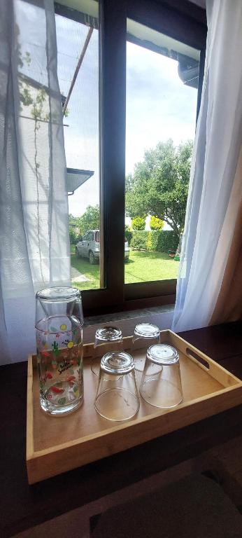 Oprema za pripravo čaja oz. kave v nastanitvi Rustic Tale Guesthouse