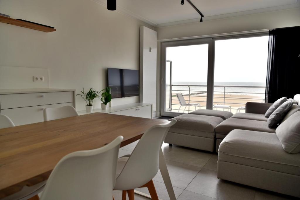 salon ze stołem i kanapą w obiekcie Ostend Sea View Apartment w Ostendzie