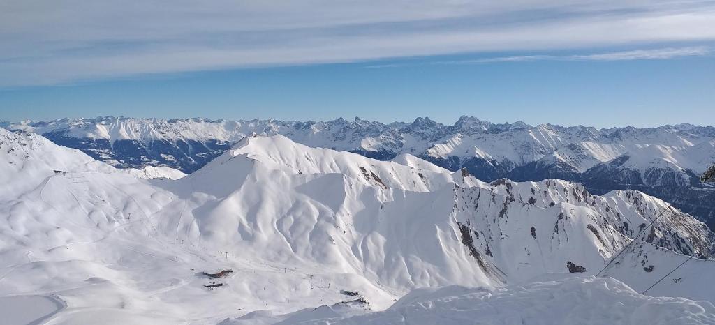 een luchtzicht op een met sneeuw bedekte bergketen bij Ferienwohnung Kirschner in Unter Tösens inkl SUPER SOMMER CARD in Serfaus