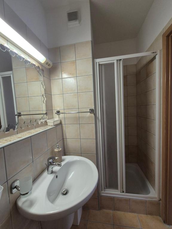 Łazienka w obiekcie Manna Wellness Apartman Zalakaros