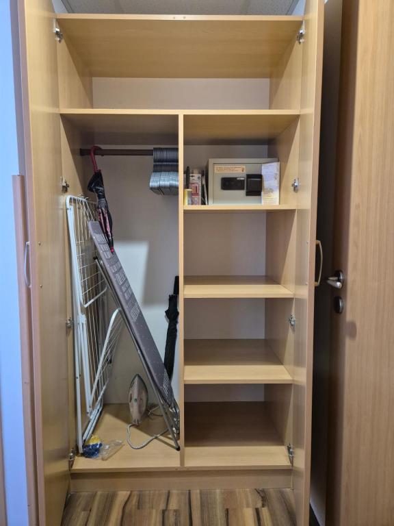 szafa z półką na książki i kuchenką mikrofalową w obiekcie Manna Wellness Apartman Zalakaros w Zalakaros
