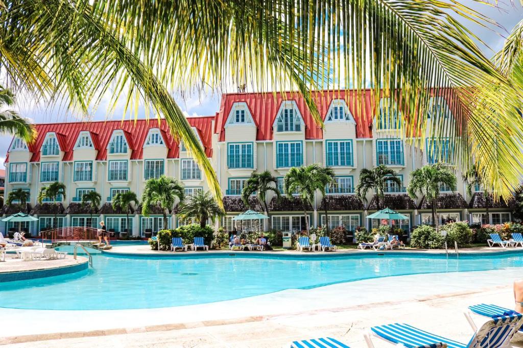 Coco Palm في جزيرة جورس: اطلالة المنتجع من المسبح