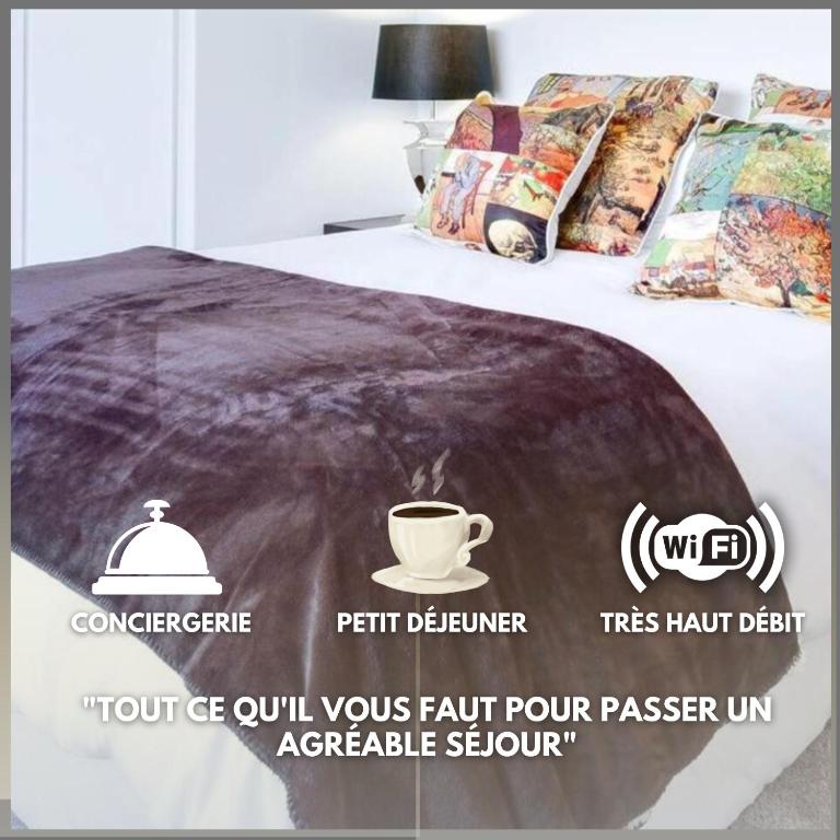 une affiche d'un lit avec une tasse de café dans l'établissement Séjour Perpignan avec petit-déjeuner à la demande à 20 minutes de l'Espagne à La Douceur catalane, à Perpignan