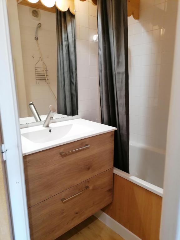 Kúpeľňa v ubytovaní CŒUR D'ALTAÏR RISOUL 1850 Appartement T2 confortable skis aux pieds à 300 m centre
