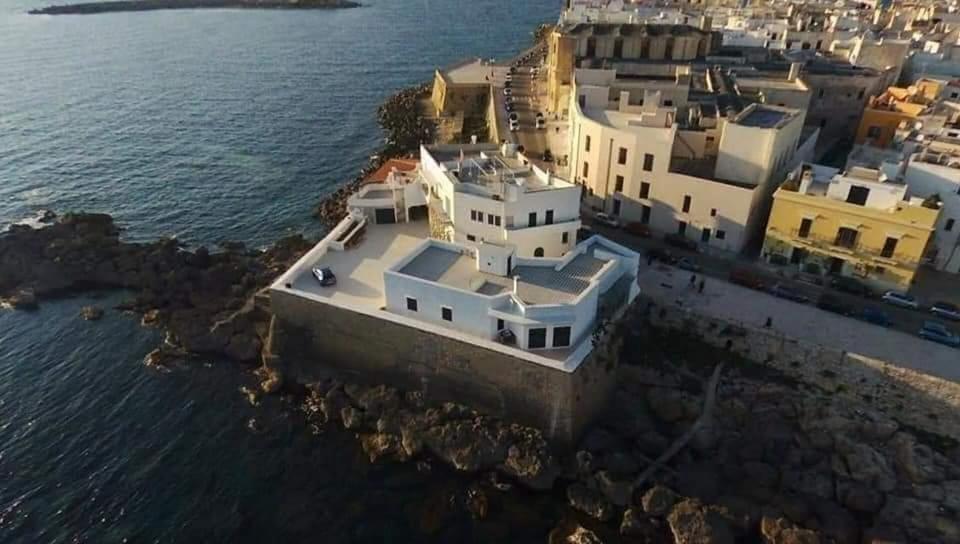 una vista aérea de una casa sobre el agua en Il Bastione Apartment, en Gallipoli