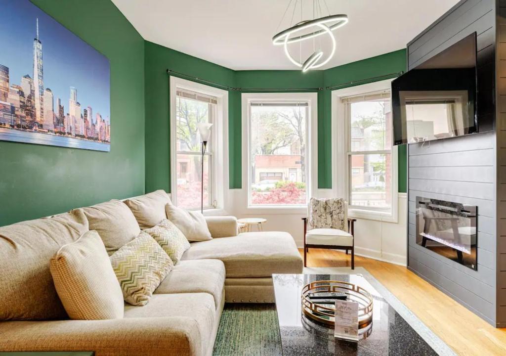 sala de estar con paredes verdes y sofá en 2 Bed Apt w/ Office, Free Parking, Near Wrigley en Chicago
