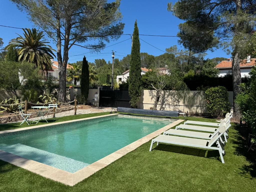 - une piscine dans une cour avec un banc à côté dans l'établissement Sea and Sun, à Saint-Raphaël