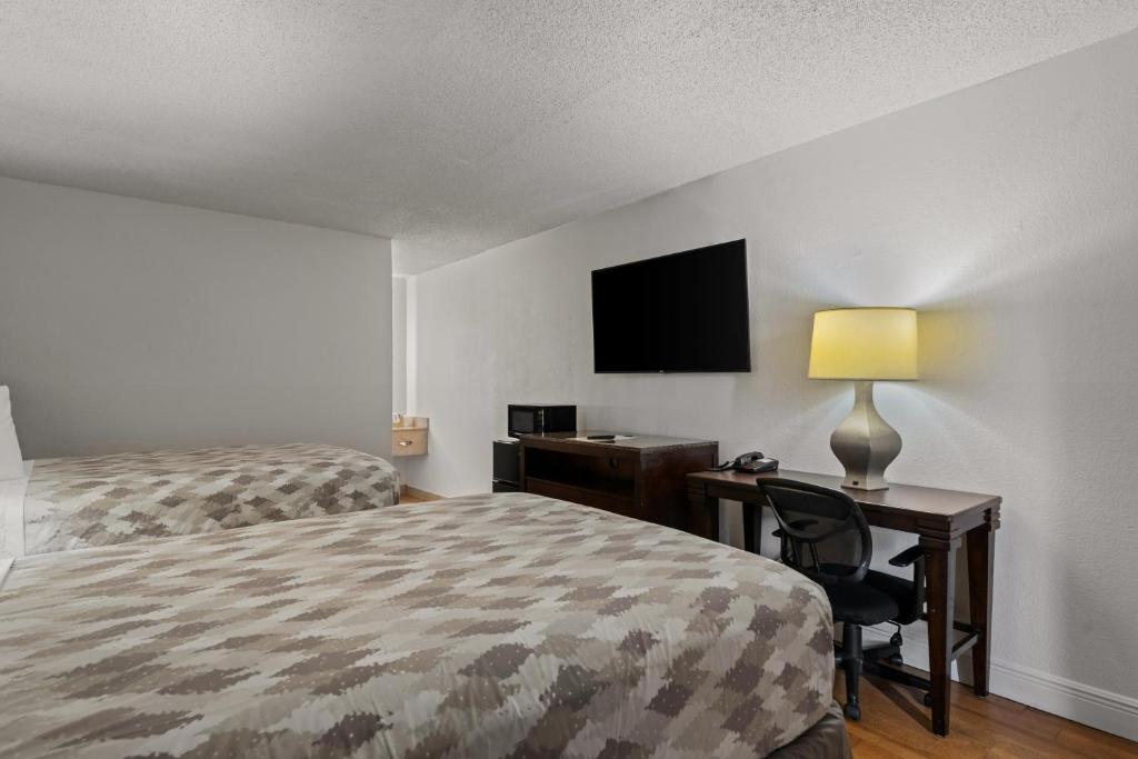 Americas Best Value Inn Orlando, FL - Double Room With Two Double Beds - Non-Smoking