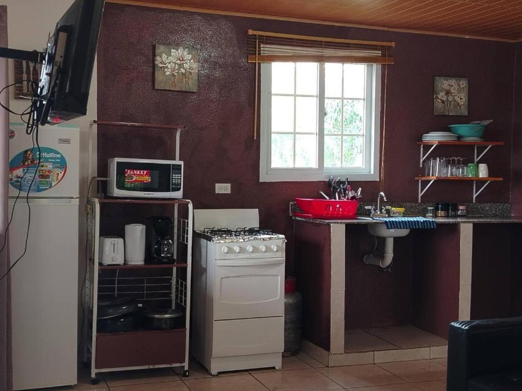 Kuchyň nebo kuchyňský kout v ubytování Hotel Cabañas Casita La Ermita