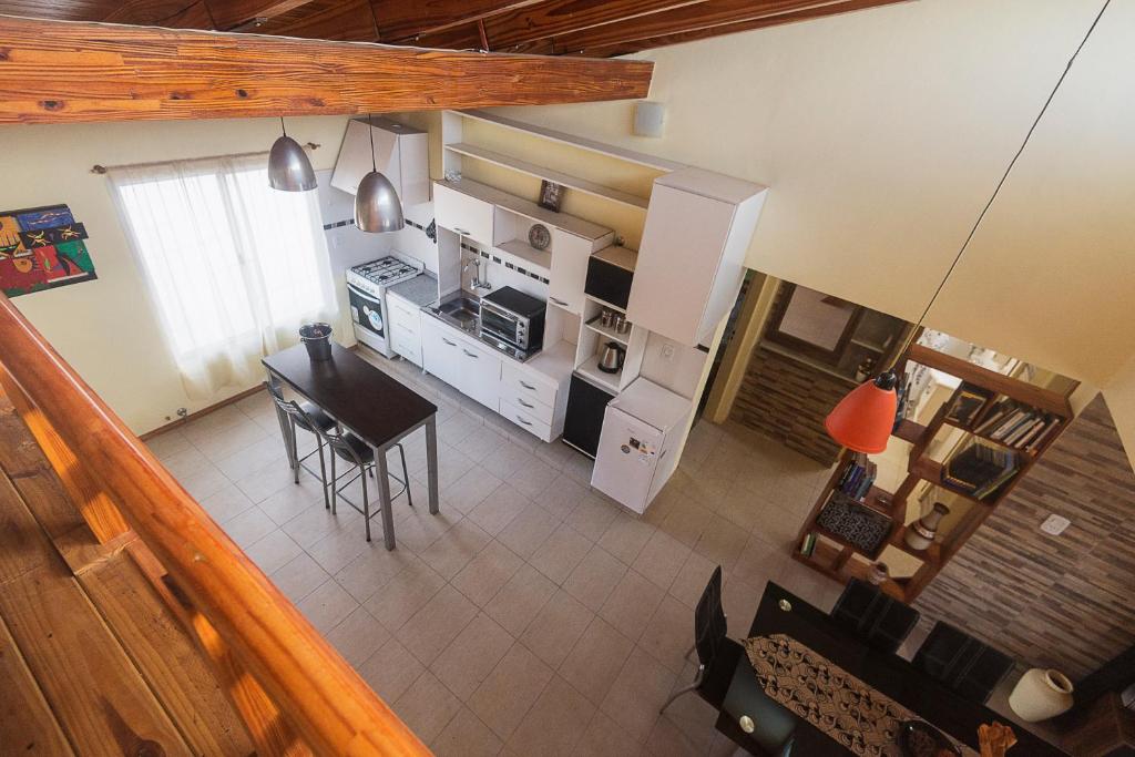 an overhead view of a kitchen and dining room at Depto con estacionamiento privado en Malargüe in Malargüe