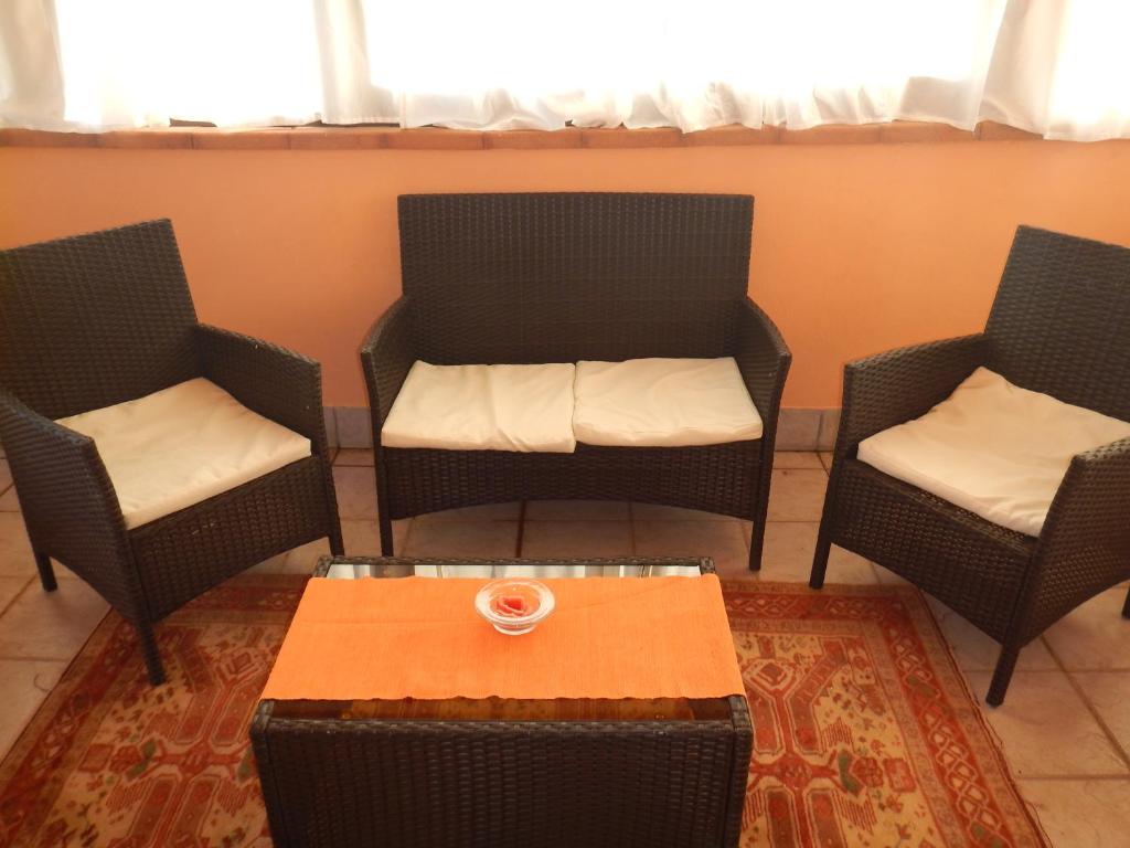 ノートにあるCasa Vacanze - Attico Dorisの椅子3脚とテーブル1台、テーブルサイドシックスシックスシックス