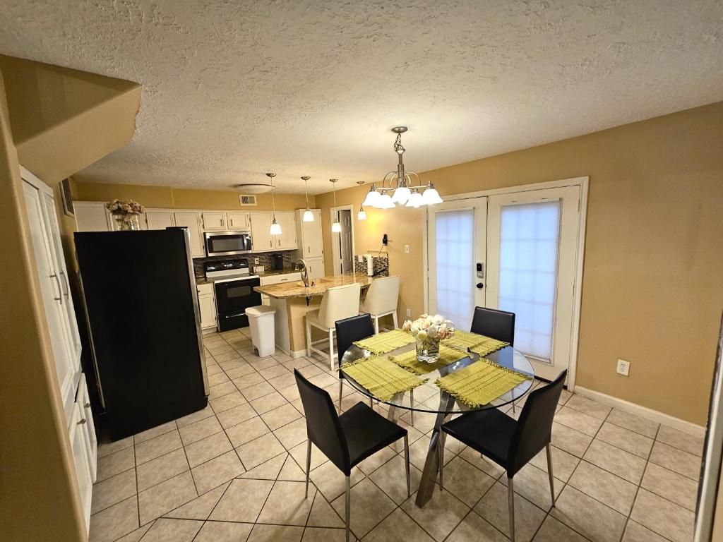 a kitchen and dining room with a table and chairs at Spacious 2 Bedroom Townhome/ /15 min from downtown in Houston