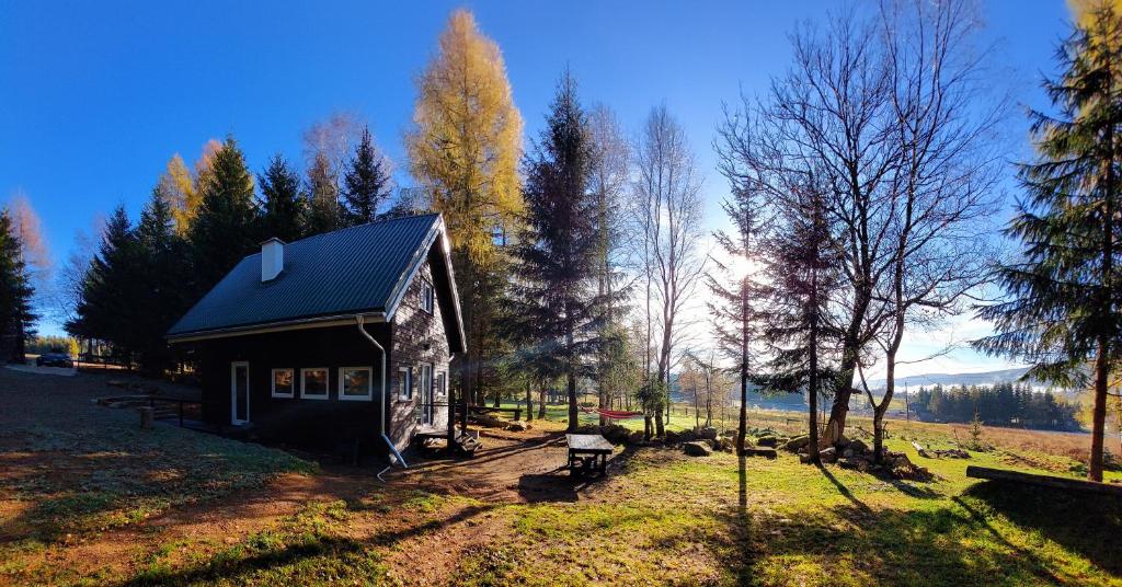uma pequena casa no meio de um campo em Domek z widokiem na góry Lasówka 5km do Zieleniec Ski Arena em Lasowka