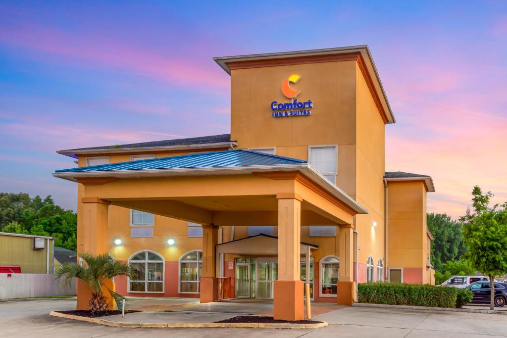 a front view of a hotel at Comfort Inn & Suites Chesapeake - Portsmouth in Chesapeake
