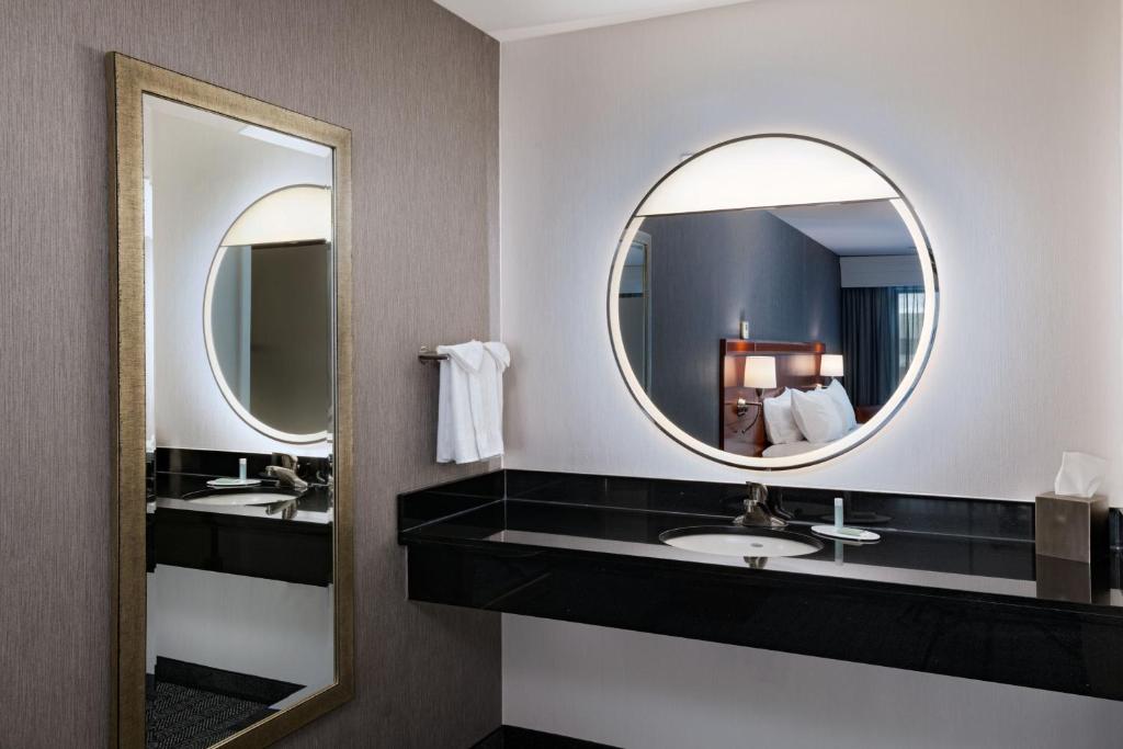 Courtyard by Marriott Boise West/Meridian - 1 Bedroom Suite, 1 King, Sofa Bed, Courtyard View